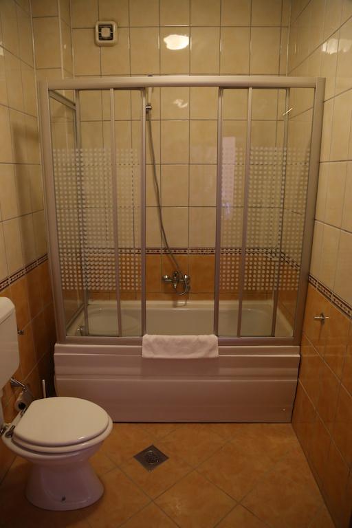 Hotel Apollonia Pristina Szoba fotó