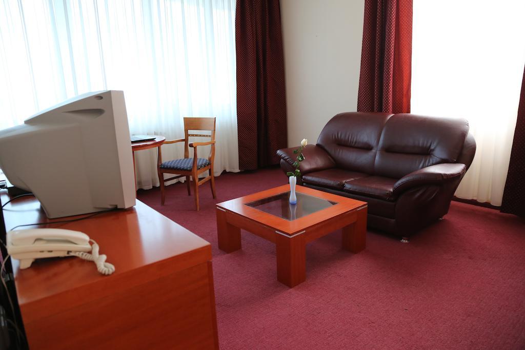 Hotel Apollonia Pristina Szoba fotó