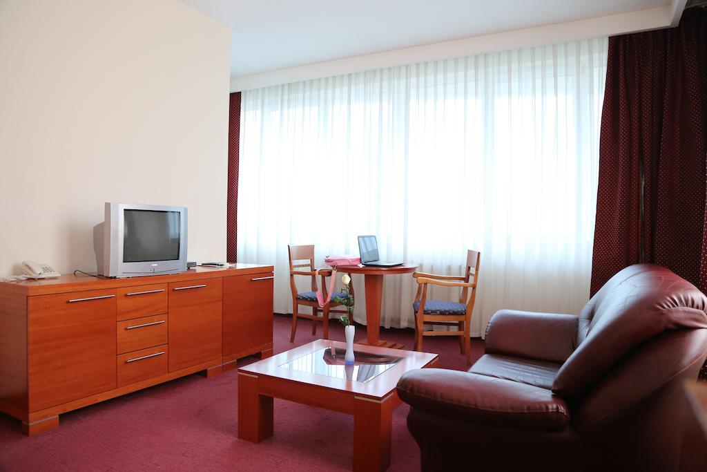 Hotel Apollonia Pristina Szoba fotó