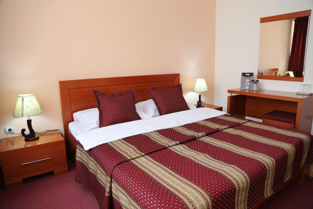 Hotel Apollonia Pristina Szoba fotó