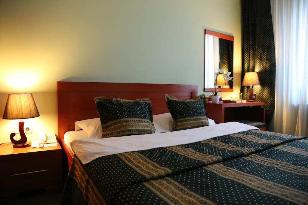 Hotel Apollonia Pristina Szoba fotó