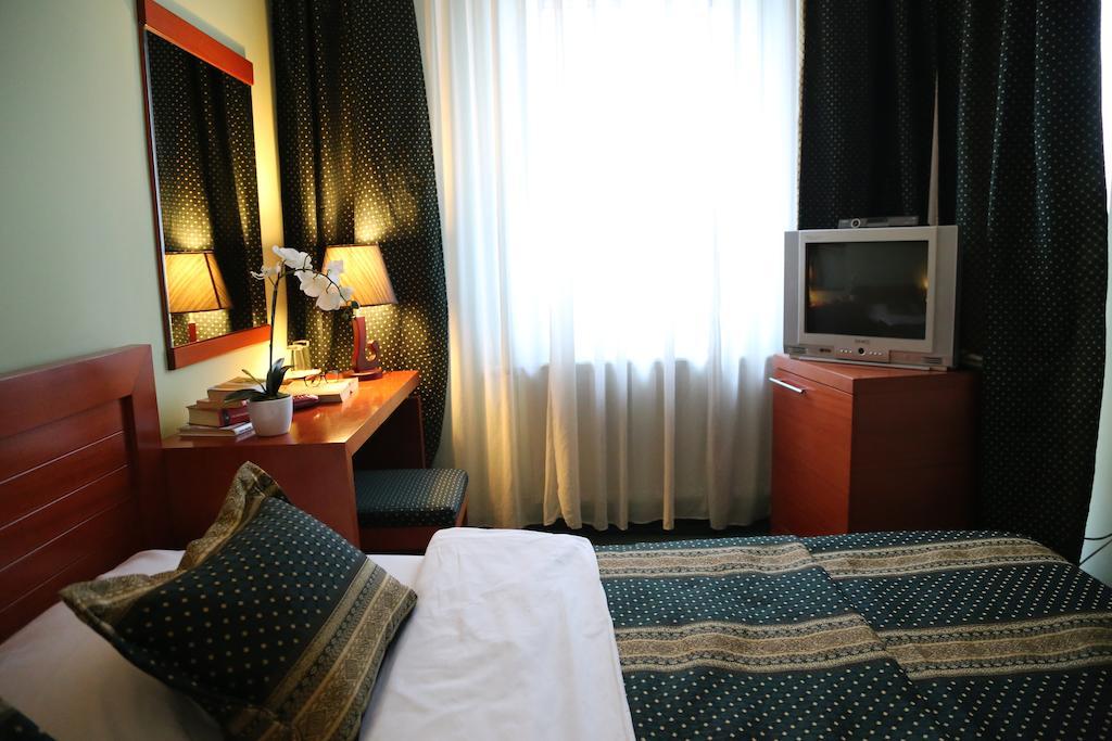 Hotel Apollonia Pristina Szoba fotó