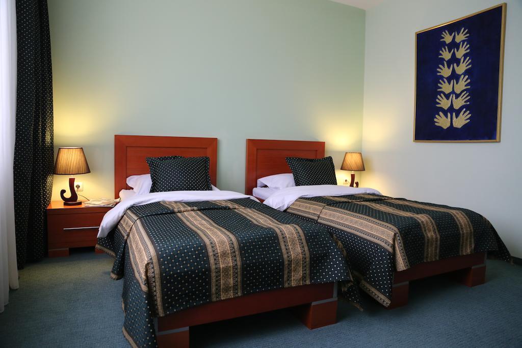 Hotel Apollonia Pristina Szoba fotó