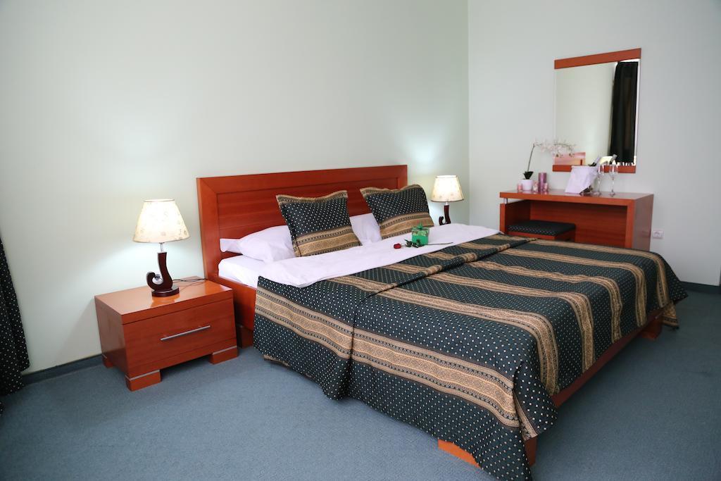 Hotel Apollonia Pristina Szoba fotó