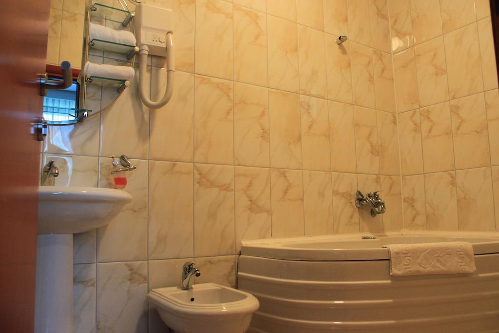 Hotel Apollonia Pristina Szoba fotó